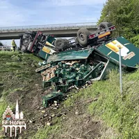 Getränke Lkw im Graben.JPG